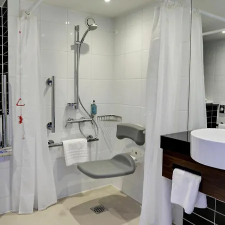 Holiday Inn Express London - Excel By Ihg-3